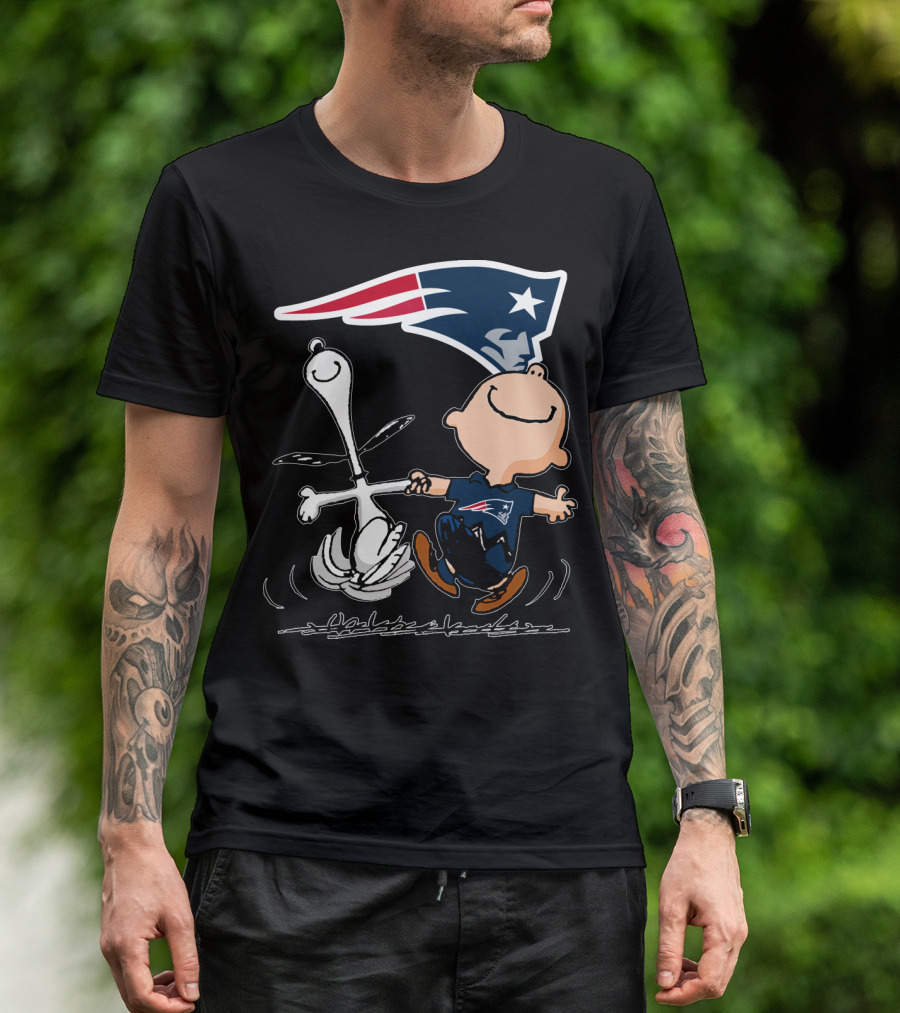 Snoopy And Charlie Brown Dancing With New England Patriots T-Shirt