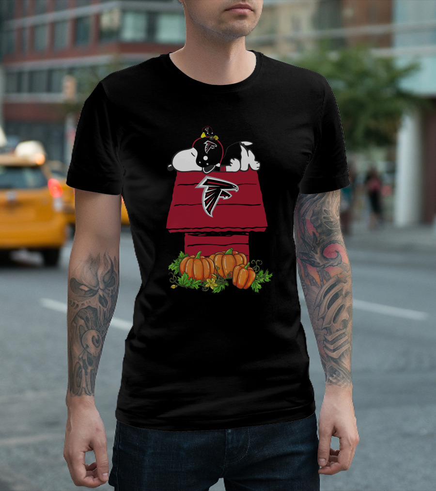 Atlanta Falcons Snoopy Doghouse with Pumpkins T-Shirt