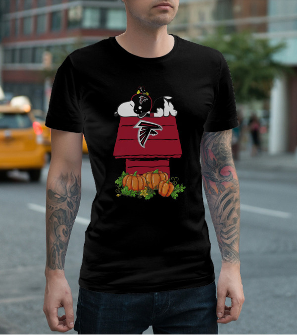 Atlanta Falcons Snoopy Doghouse With Pumpkins T-Shirt
