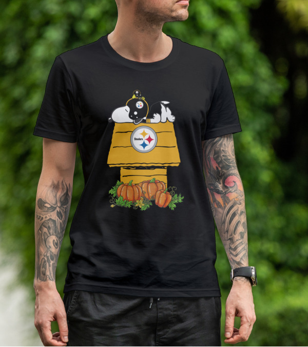Pittsburgh Steelers Snoopy Doghouse With Pumpkins T-Shirt