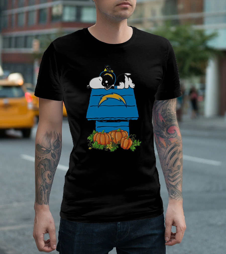 Los Angeles Chargers Snoopy Doghouse Pumpkins T-Shirt