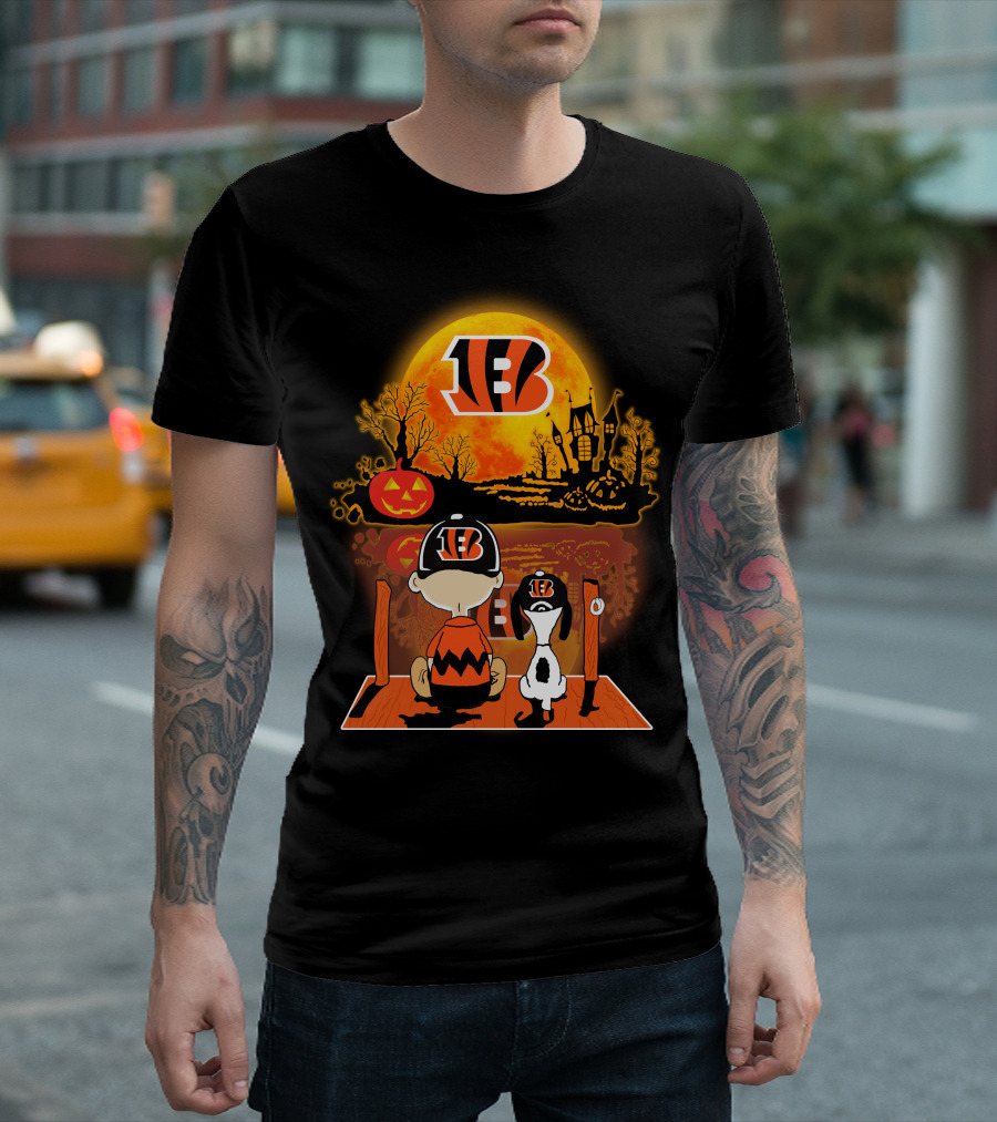 Cincinnati Bengals Snoopy and Charlie Brown Pumpkin Halloween Night Scene T-Shirt