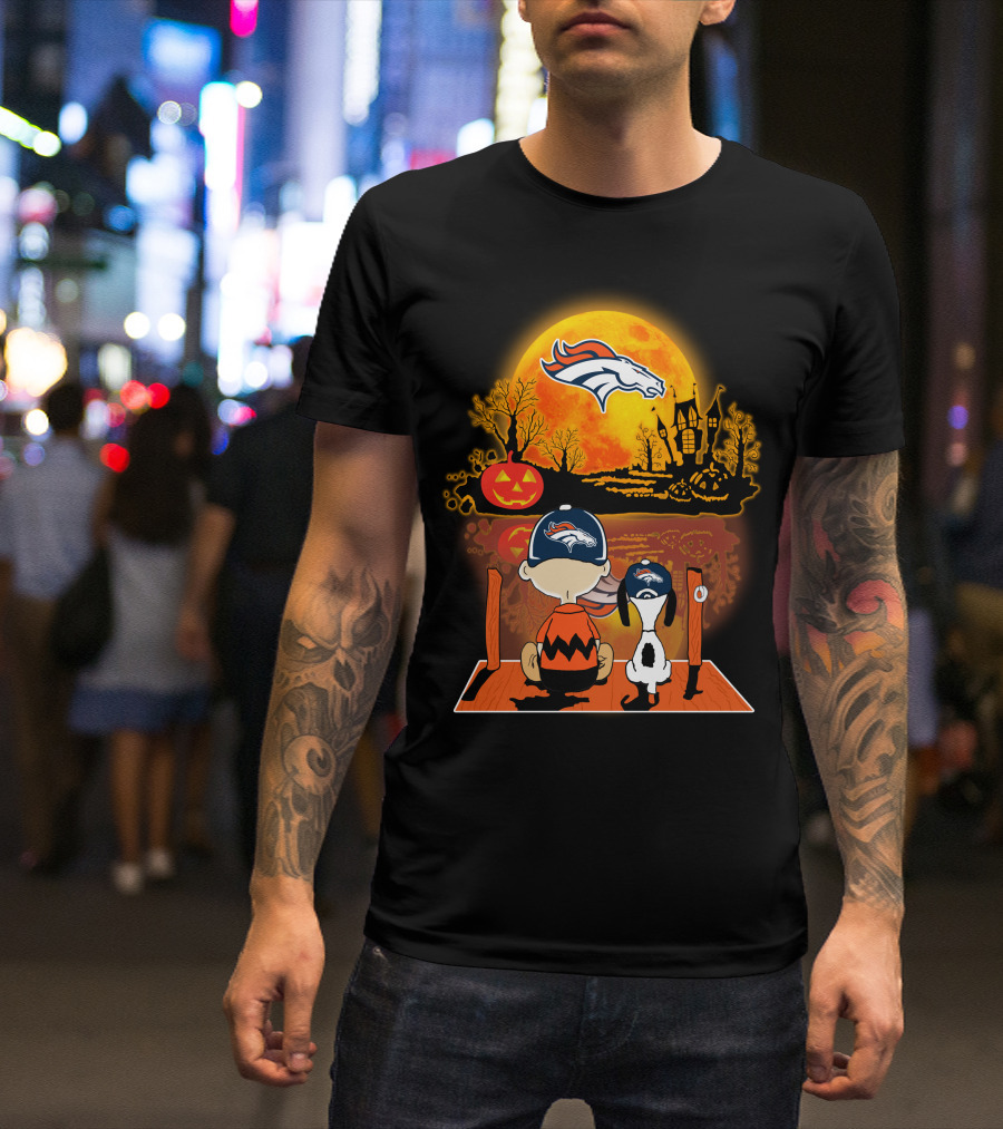 Denver Broncos Snoopy And Charlie Brown Halloween Pumpkin Moon Scene T-Shirt