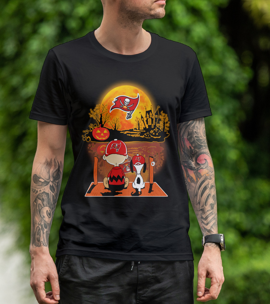 Tampa Bay Buccaneers Snoopy And Charlie Brown Halloween Pumpkin Full Moon Scene T-Shirt