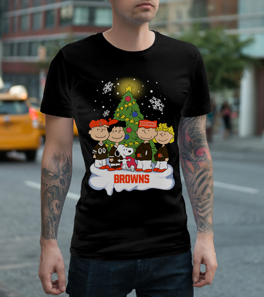 Snoopy Christmas Cleveland Browns Peanuts Characters Holiday Scene T-Shirt