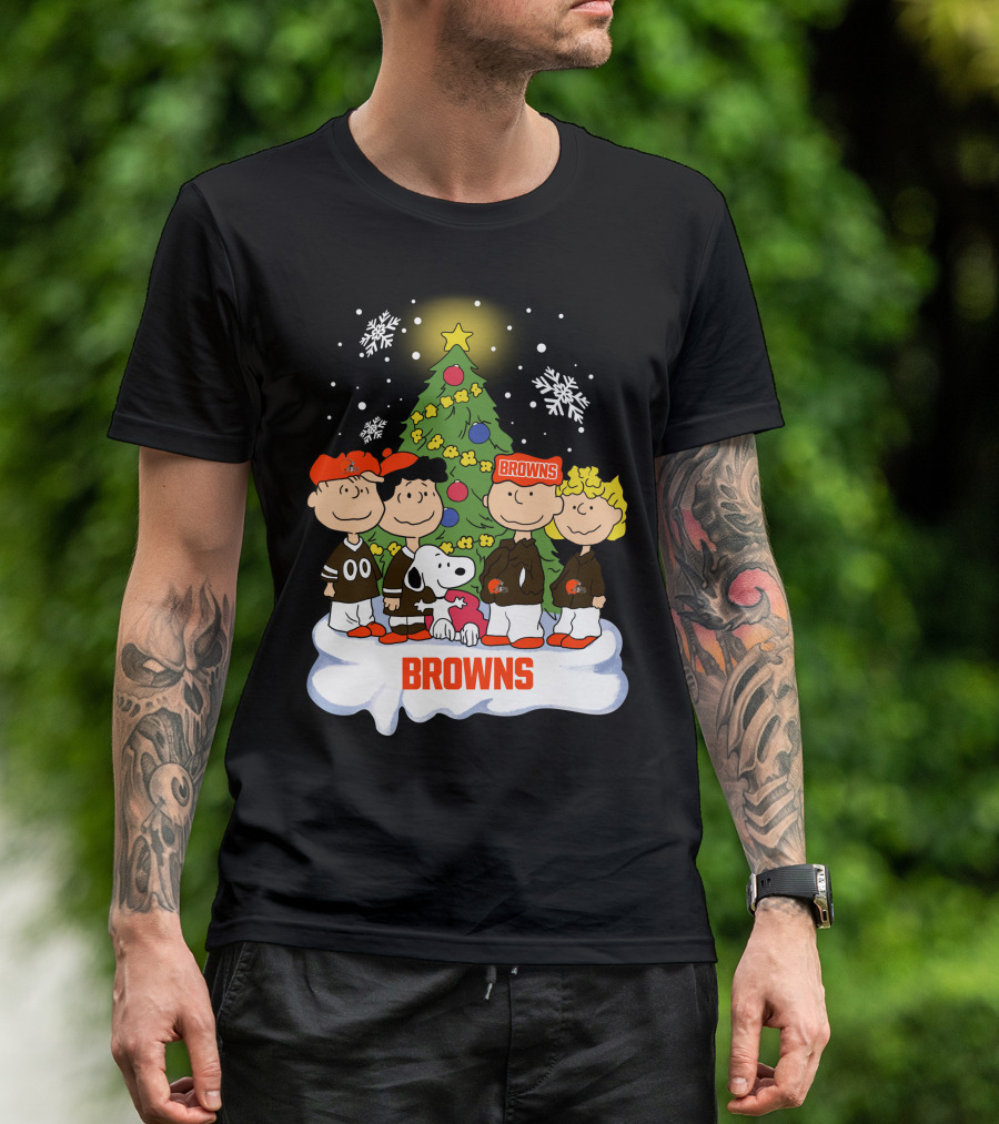 Snoopy Christmas Cleveland Browns Peanuts Characters Holiday Scene T-Shirt
