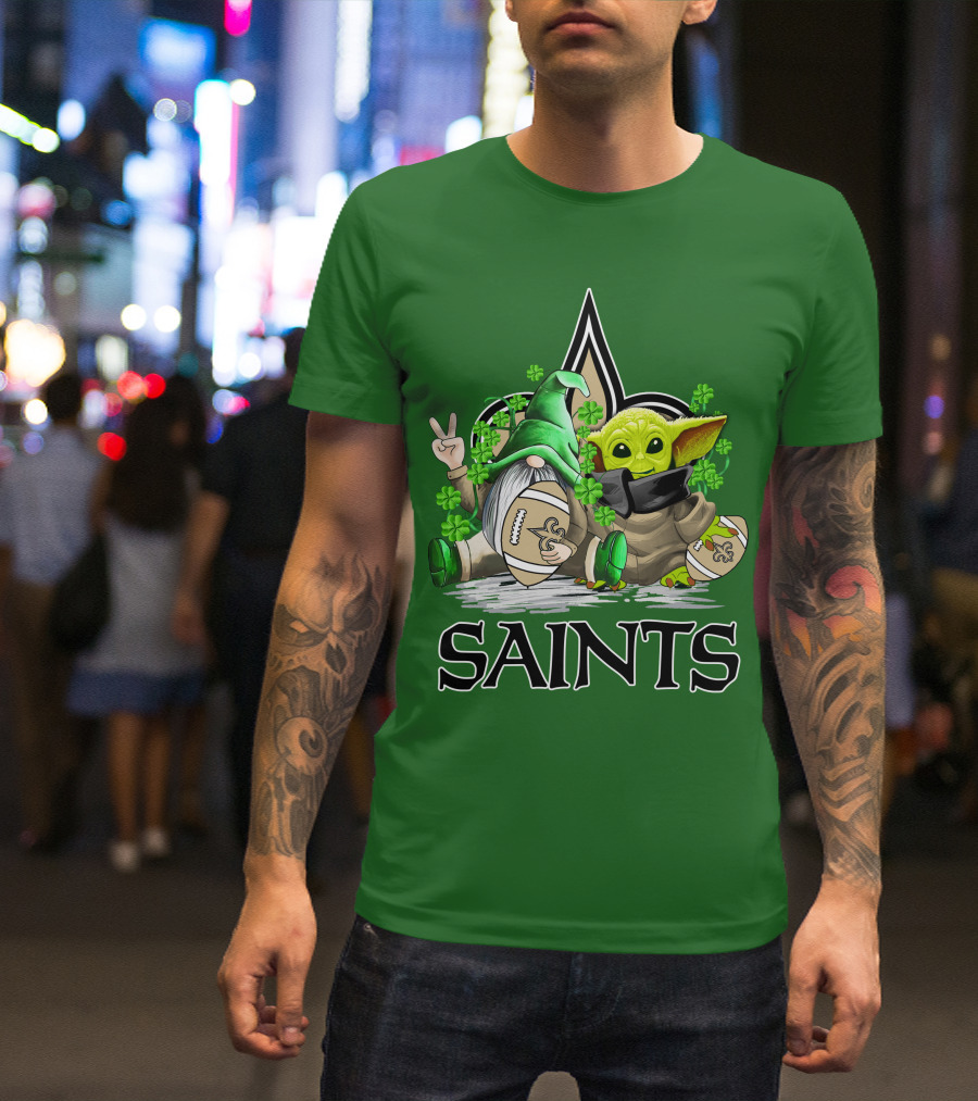 New Orleans Saints Football St. Patrick’s Day Gnome And Baby Alien With Shamrocks T-Shirt