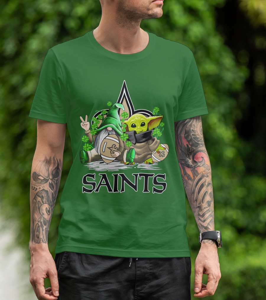New Orleans Saints Football St. Patrick’s Day Gnome And Baby Alien With Shamrocks T-Shirt