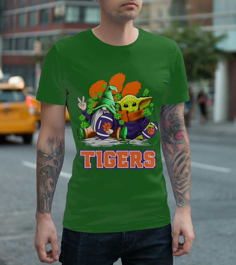 Clemson Tigers St. Patrick’s Day Football Gnome And Baby Yoda T-Shirt
