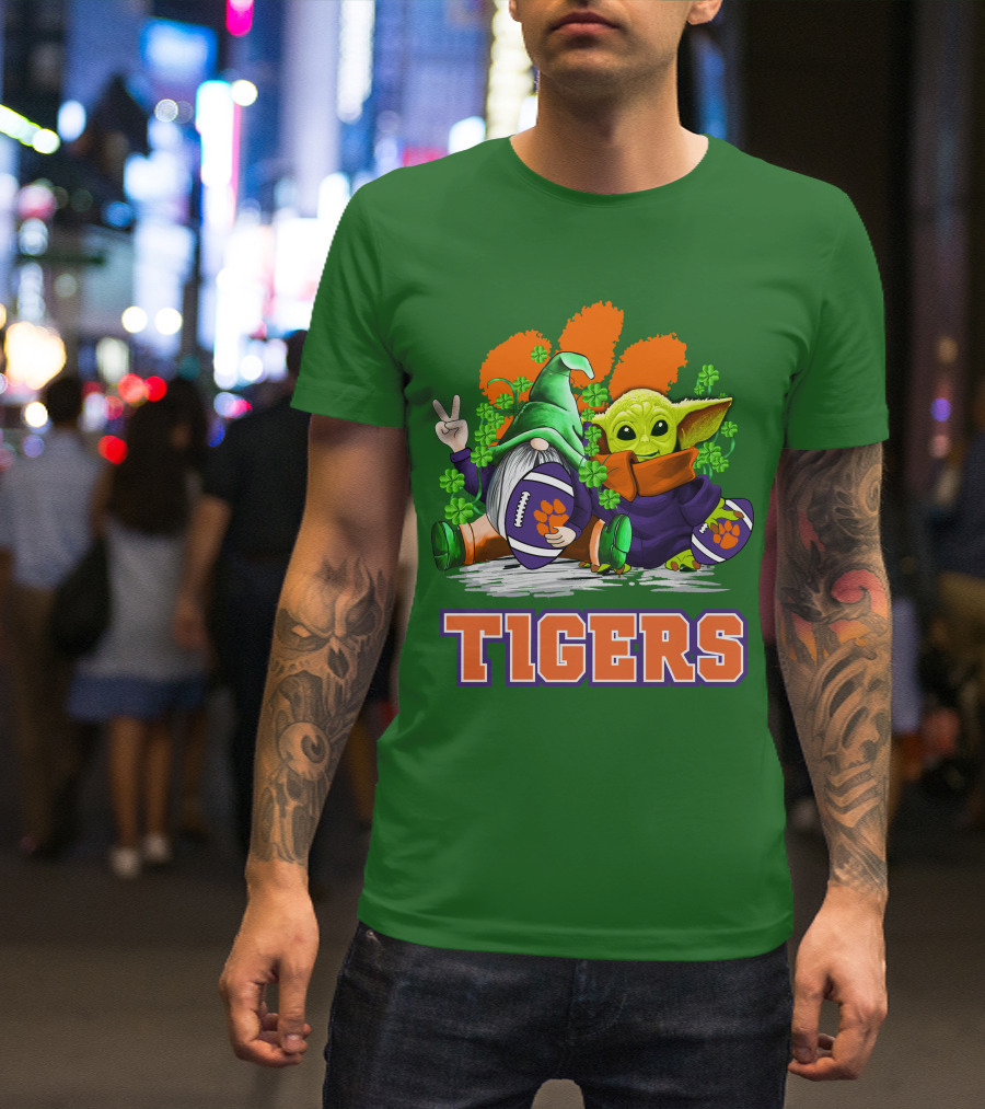 Clemson Tigers St. Patrick’s Day Football Gnome And Baby Yoda T-Shirt