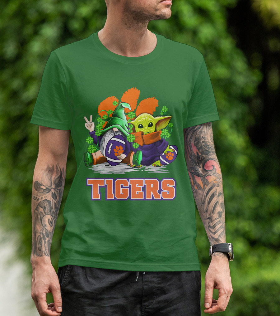 Clemson Tigers St. Patrick’s Day Football Gnome And Baby Yoda T-Shirt