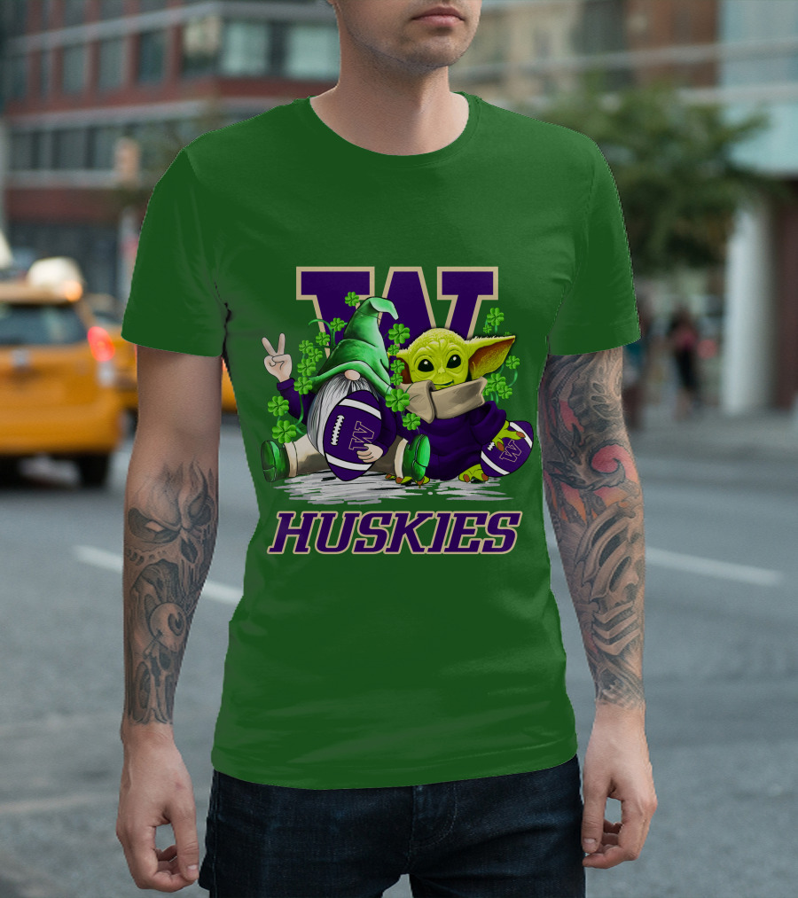 Washington Huskies Football St. Patrick’s Day Gnome And Baby Yoda With Shamrocks T-Shirt