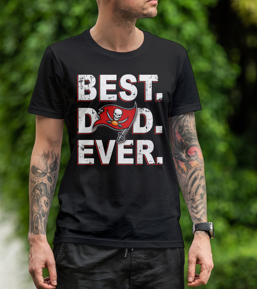 Best Dad Ever Buccaneers Flag Skull Football T-Shirt