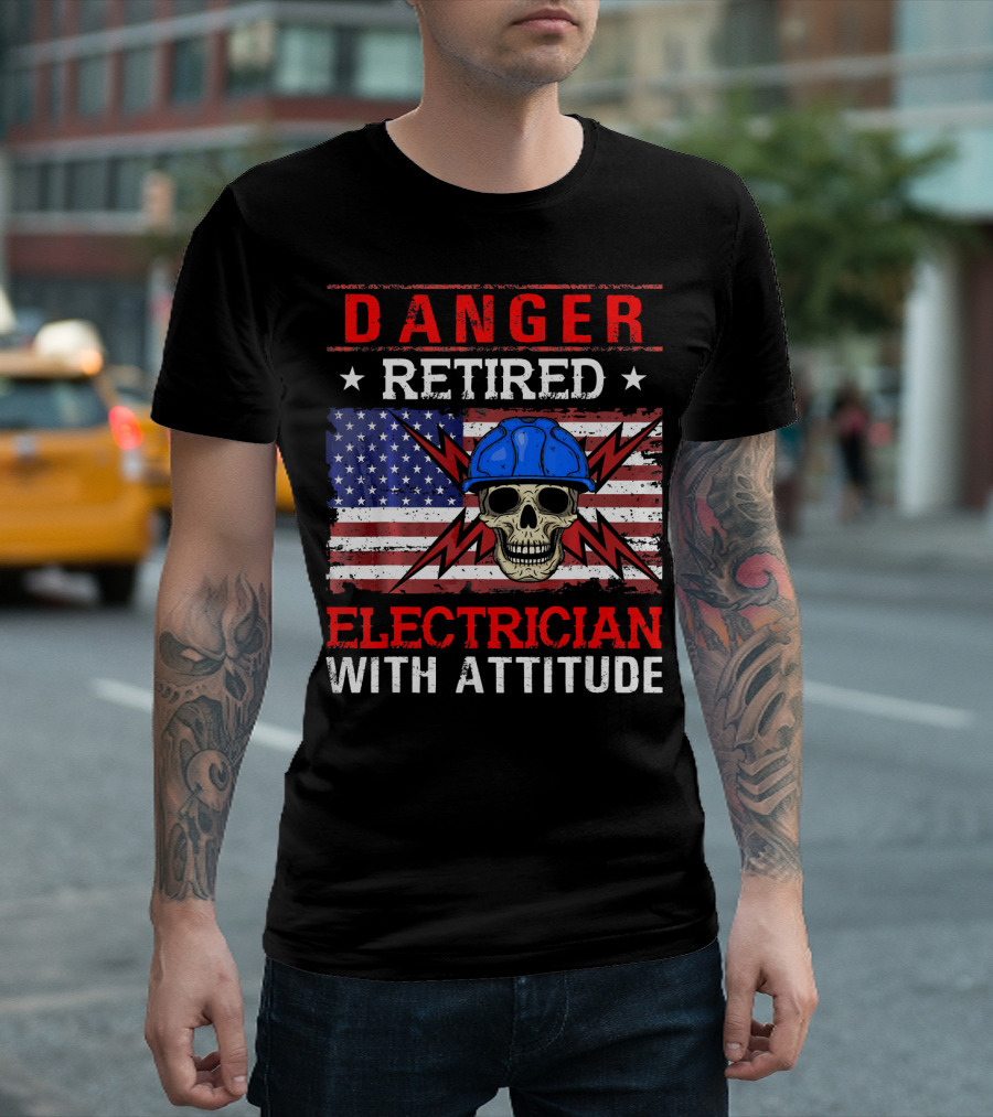 DANGER RETIRED ELECTRICIAN WITH ATTITUDE USA FLAG SKULL HARD HAT LIGHTNING T-Shirt