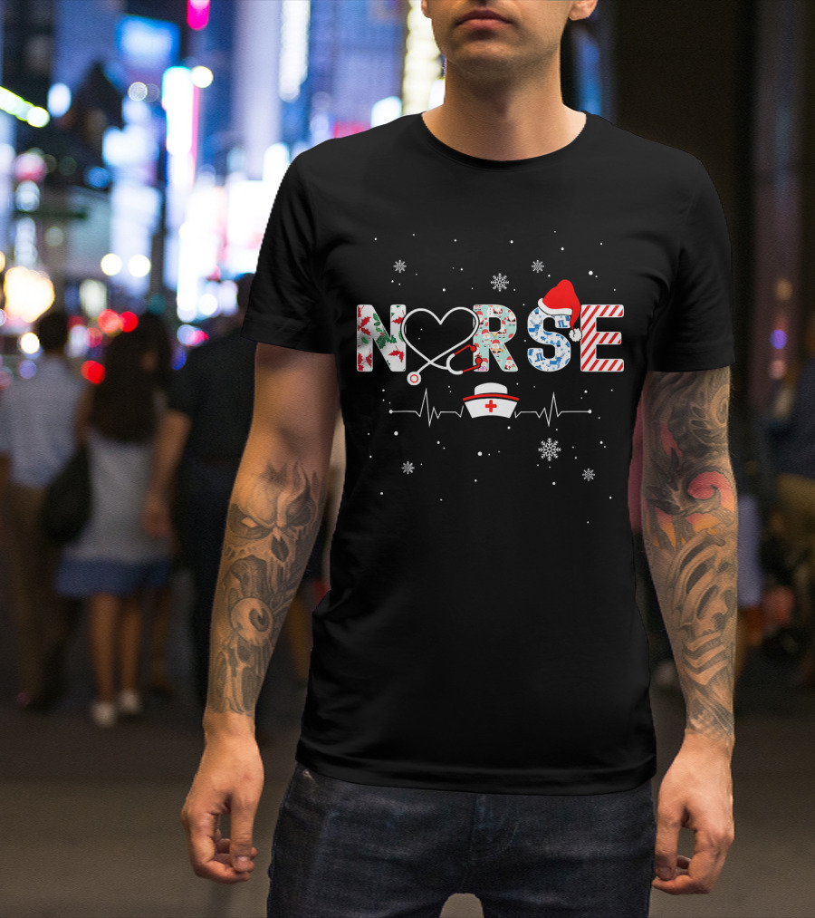 Nurse Christmas Santa Hat Stethoscope Heartbeat Snowflakes T-Shirt