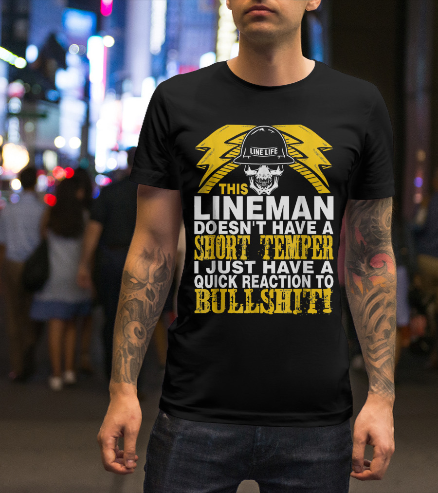 THIS LINEMAN DOESN'T HAVE A SHORT TEMPER I JUST HAVE A QUICK REACTION TO BULLSHIT LINELIFE SKULL HELMET WITH YELLOW LIGHTNING BOLTS T-Shirt