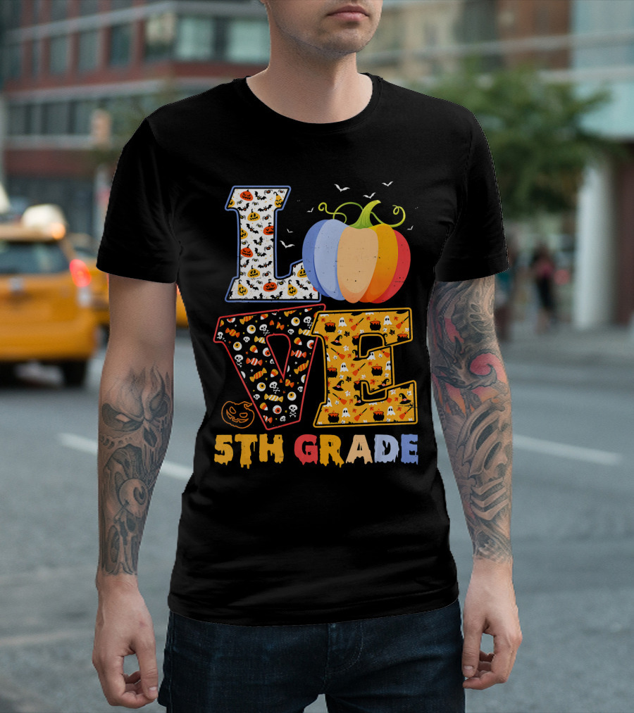 Funny Halloween Love Pumpkin Design 5th Grade Teacher T-Shirt