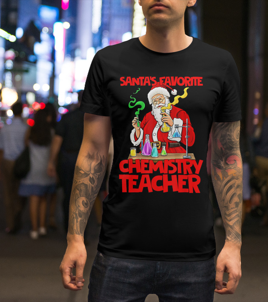 Santa's Favorite Chemistry Teacher Holiday STEM Santa Claus Mixing Chemicals T-Shirt