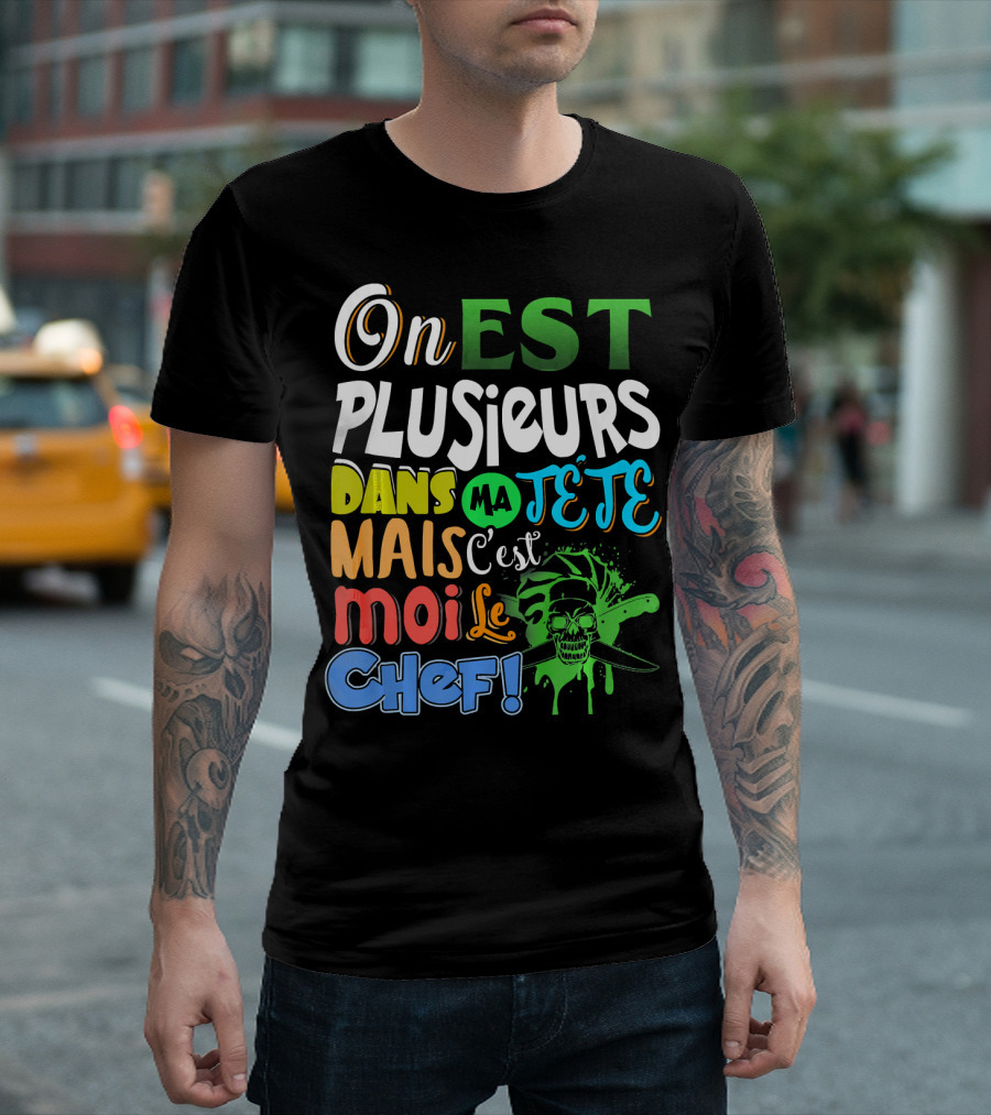 On Est Plusieurs Dans Ma Tête Mais C'est Moi Le Chef Skull T-Shirt