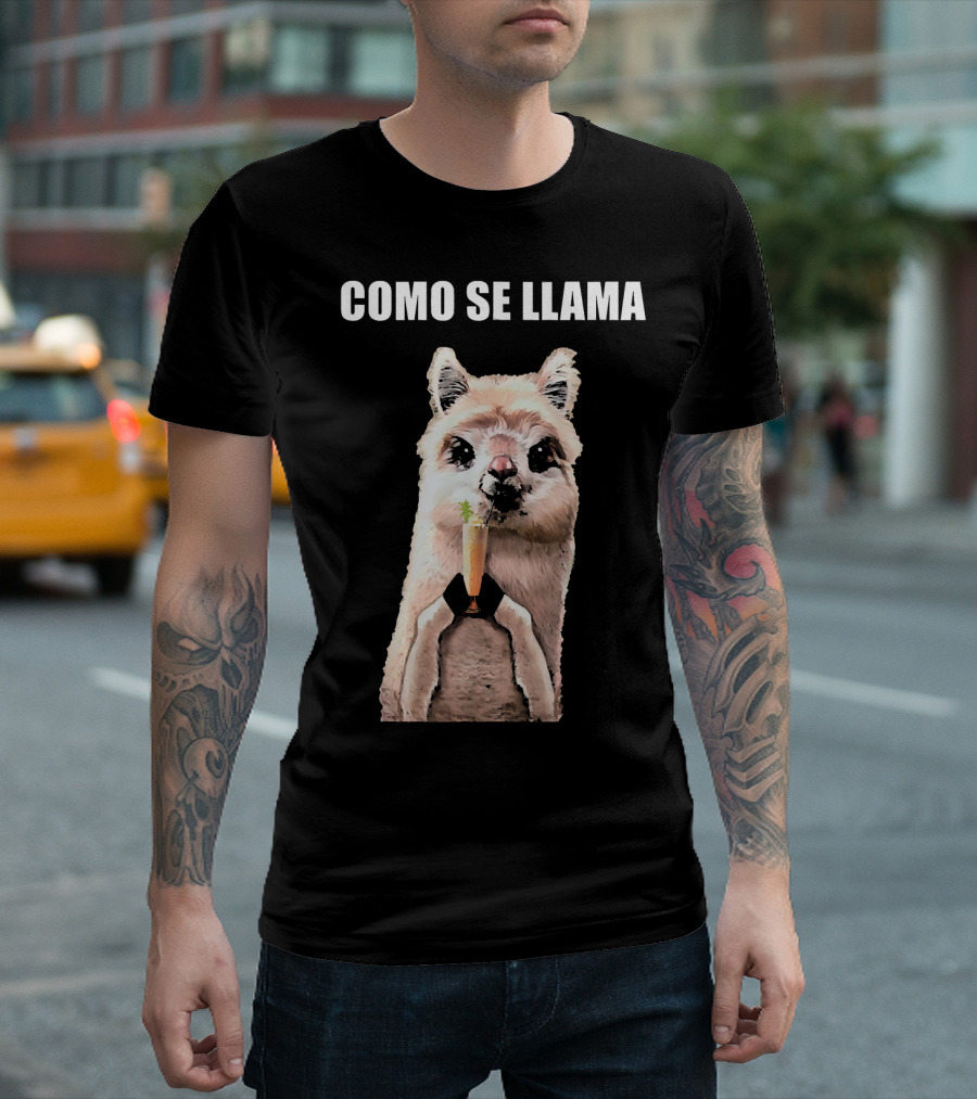 COMO SE LLAMA Llama Holding Drink T-Shirt