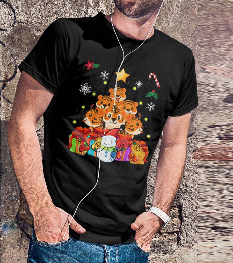 Cute Funny Tiger Christmas Tree Decor With Snowman And Gifts T-Shirt