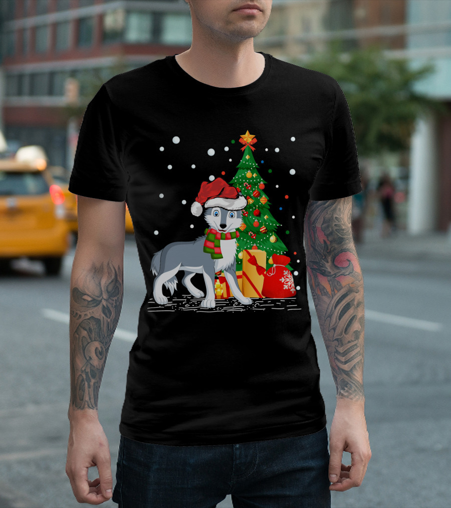 Funny Wolf Lover Santa Hat Wolf Christmas Tree Scene T-Shirt