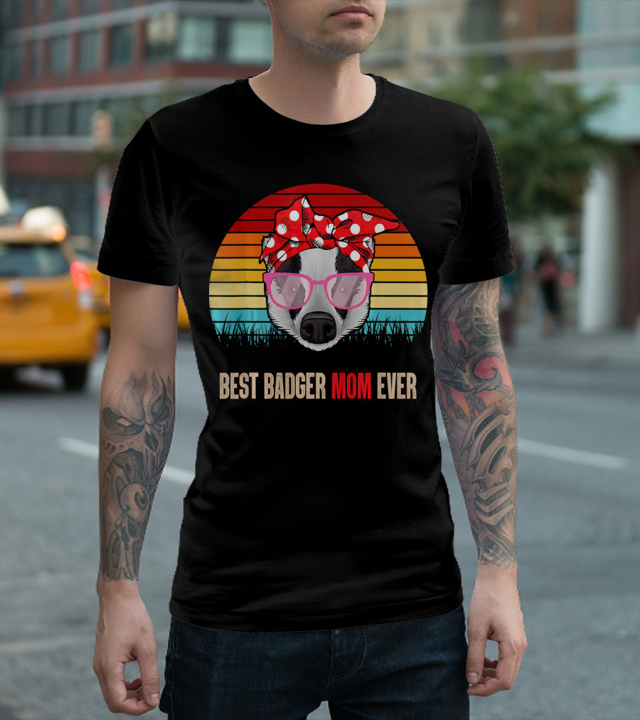 Best Badger Mom Ever Retro Sunset Glasses Bandana T-Shirt