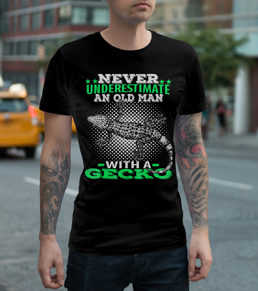 NEVER UNDERESTIMATE AN OLD MAN WITH A GECKO T-Shirt
