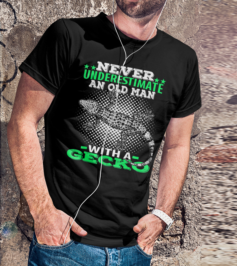 NEVER UNDERESTIMATE AN OLD MAN WITH A GECKO T-Shirt
