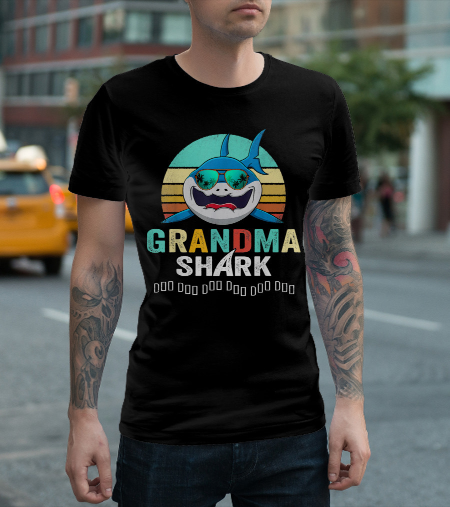 GRANDMA SHARK DOO DOO DOO SUNSET VIBES T-Shirt