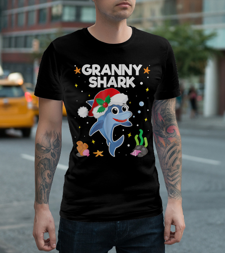 Granny Shark Christmas Santa Hat Grandma T-Shirt