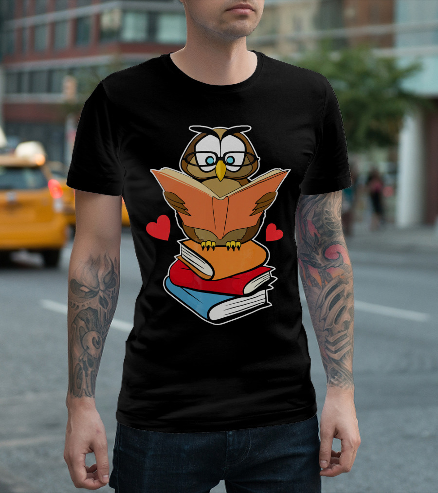 Cute Owl With Glasses Reading Books Surrounded By Hearts I Love Reading T-Shirt