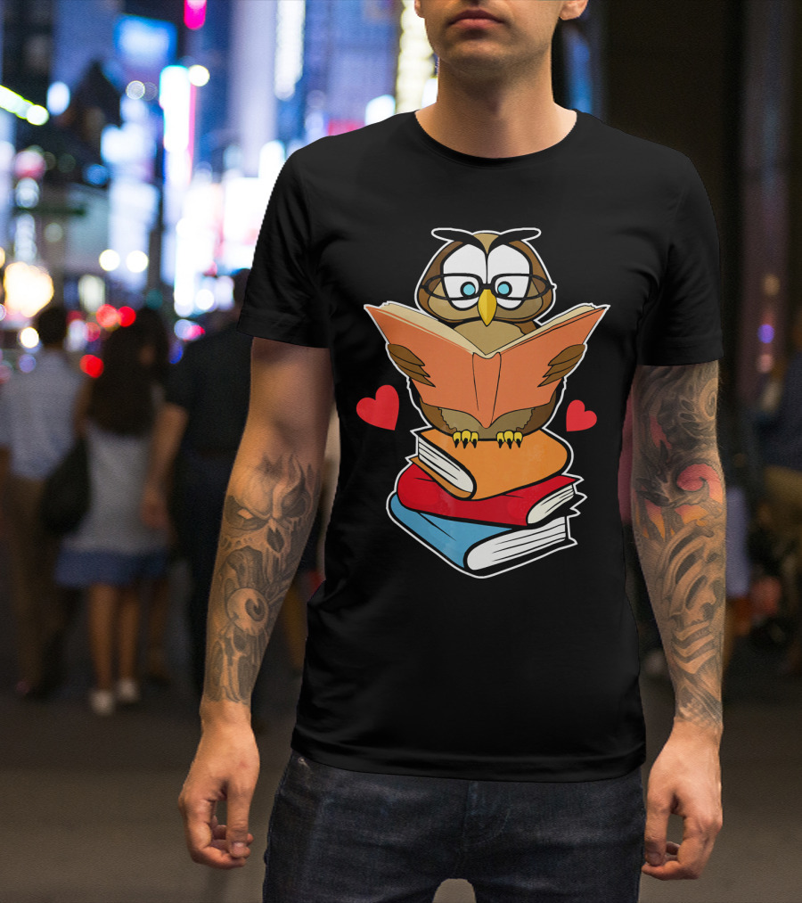 Cute Owl With Glasses Reading Books Surrounded By Hearts I Love Reading T-Shirt