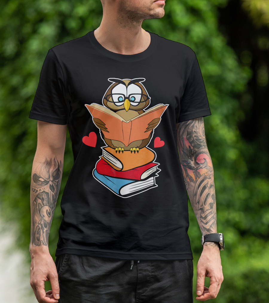 Cute Owl With Glasses Reading Books Surrounded By Hearts I Love Reading T-Shirt