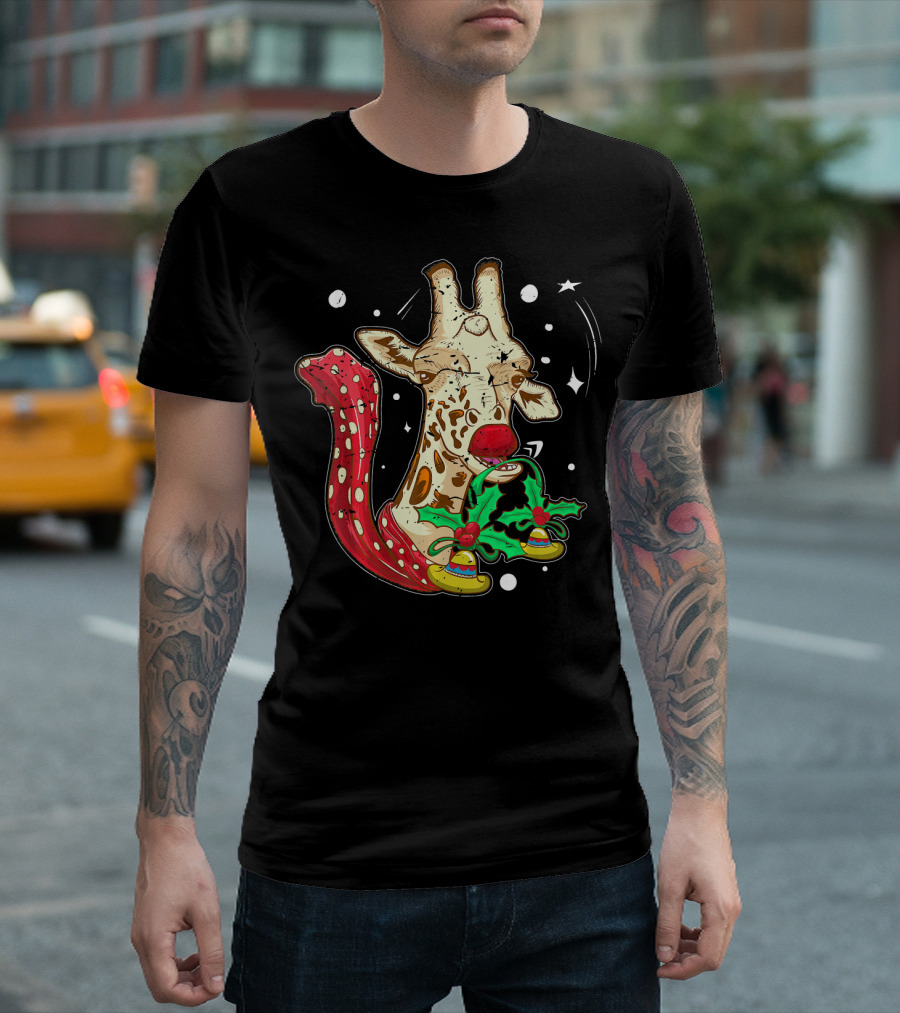 Funny Xmas Reindeer-Nosed Christmas Giraffe with Holly and Bells T-Shirt