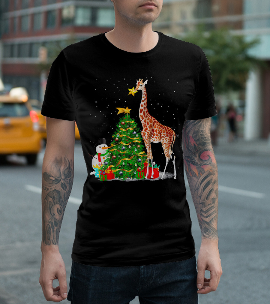 Giraffe Christmas Tree Snowman Presents In Snow发 T-Shirt