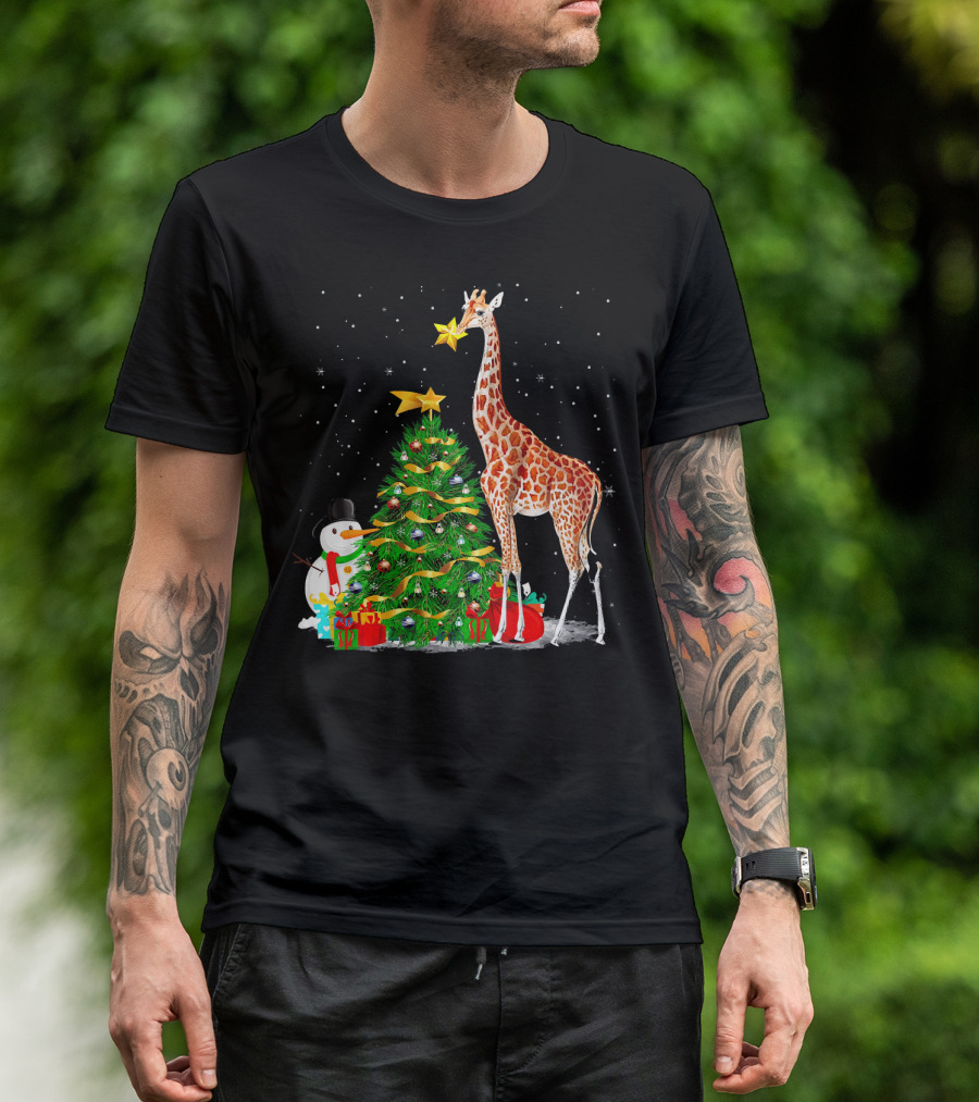 Giraffe Christmas Tree Snowman Presents In Snow发 T-Shirt