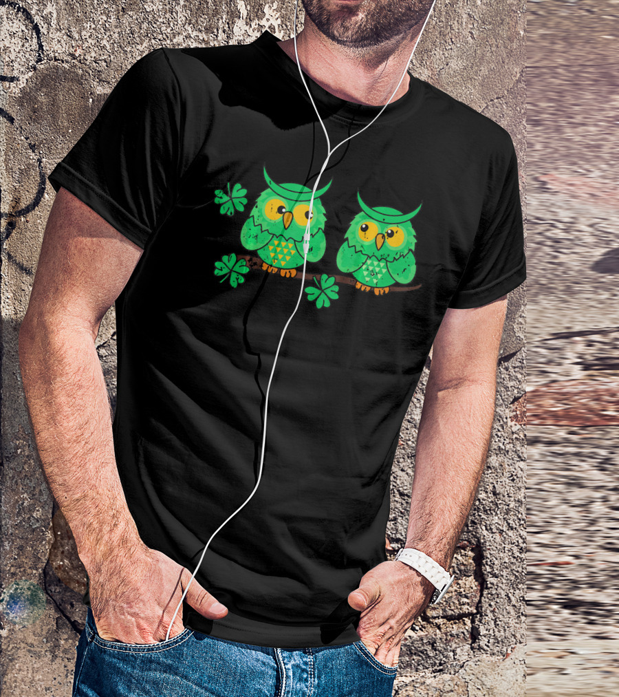 Retro Vintage Grunge St Patricks Day Owl With Shamrocks T-Shirt
