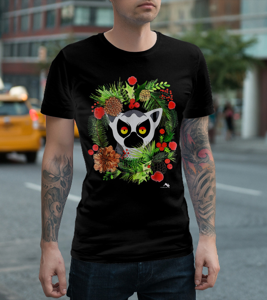 Christmas Lemur Wreath With Pinecones And Berries T-Shirt