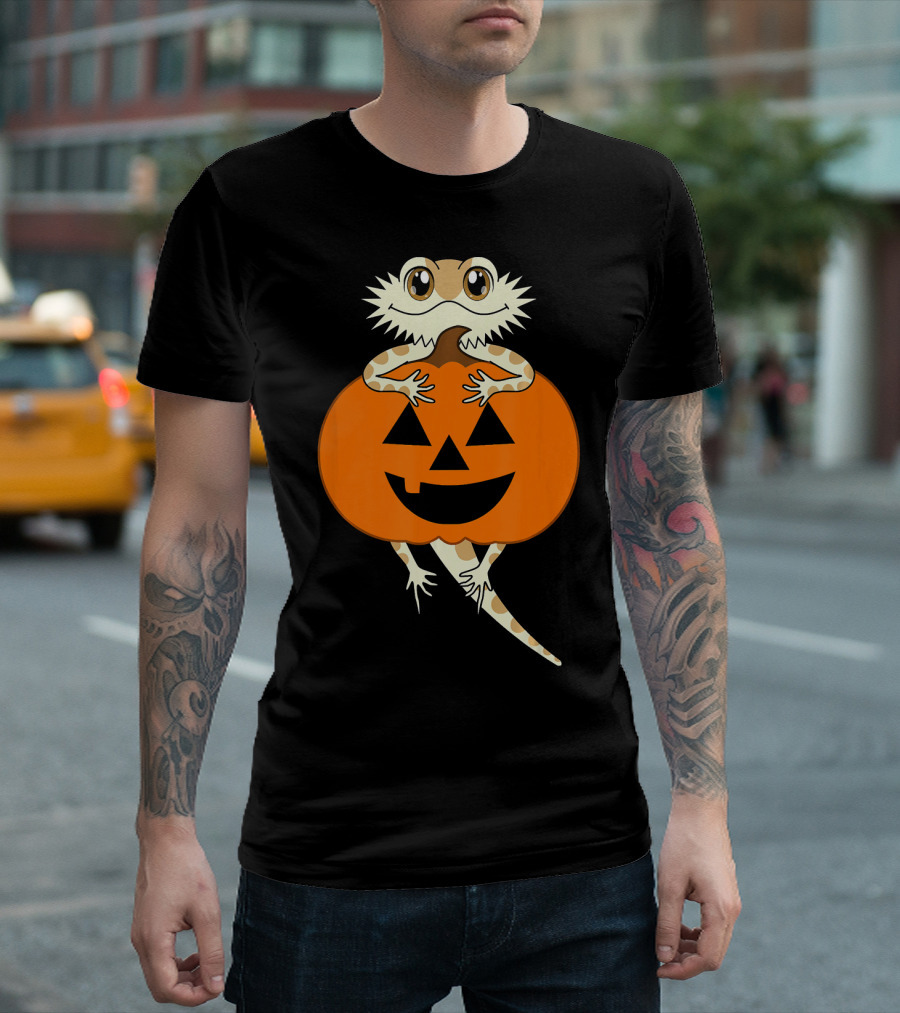 Bearded Dragon Hugging Pumpkin Jack O Lantern Cartoon T-Shirt