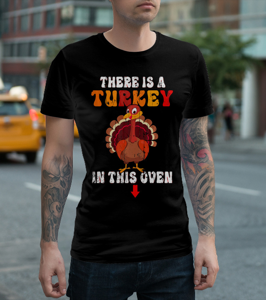 There Is a Turkey in This Oven Funny Mom Thanksgiving Pregnancy T-Shirt