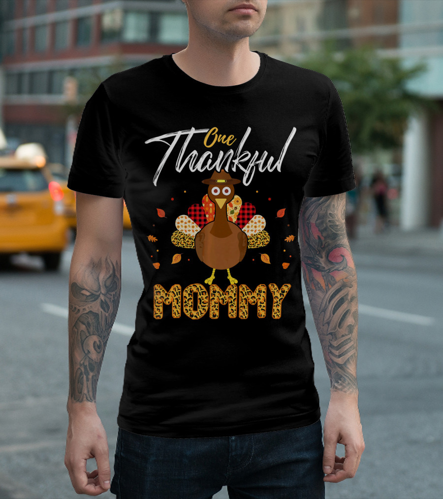 One Thankful Mommy Turkey with Patterned Feathers and Autumn Leaves T-Shirt