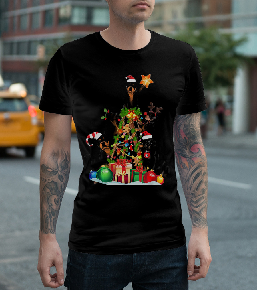 Dog Lover Christmas Rottweiler Tree With Santa Hats And Holiday Gifts T-Shirt