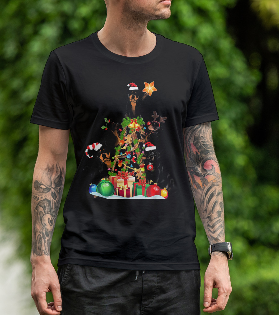Dog Lover Christmas Rottweiler Tree With Santa Hats And Holiday Gifts T-Shirt
