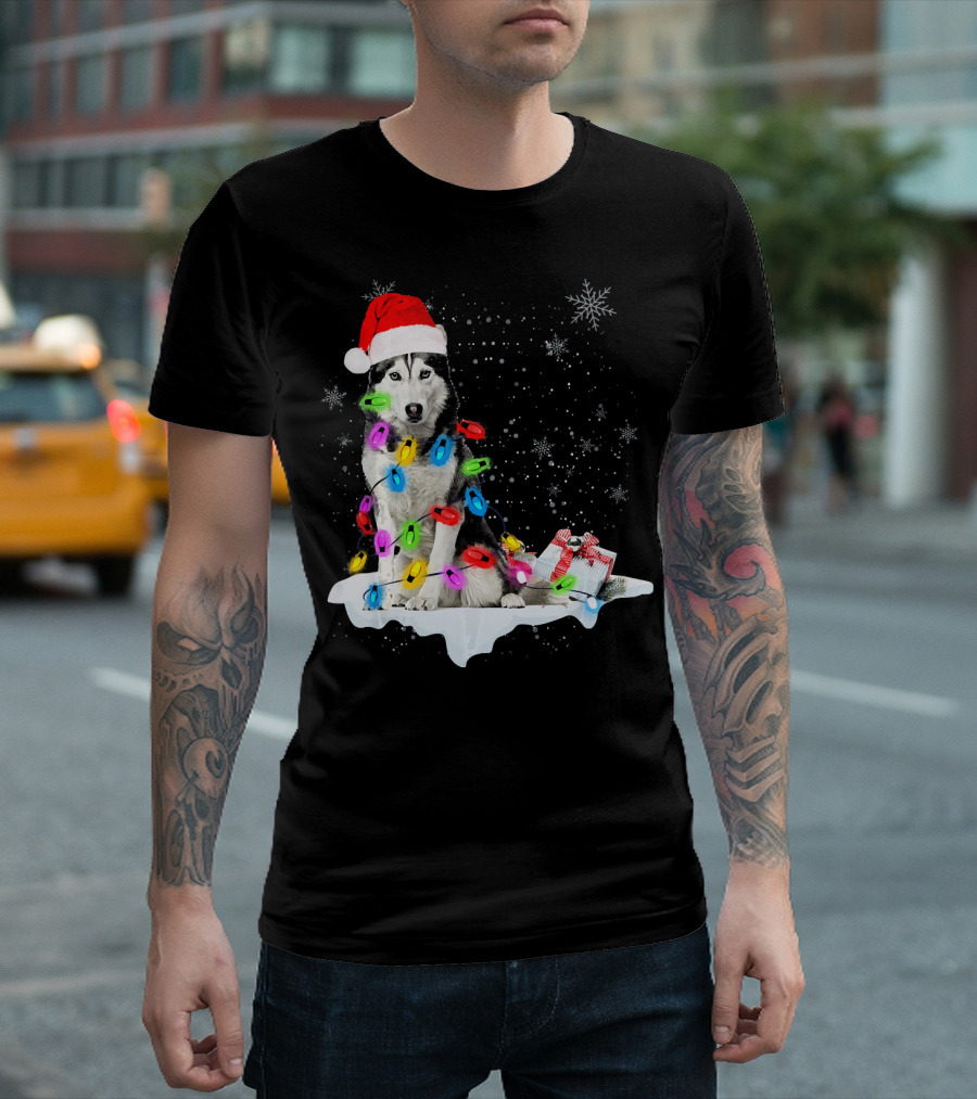 Siberian Husky Christmas Lights Santa Hat Snowflakes Present T-Shirt