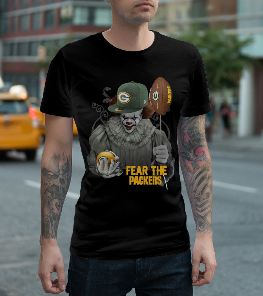 Pennywise Holding Green Bay Packers Balloon And Helmet Fear The Packers T-Shirt