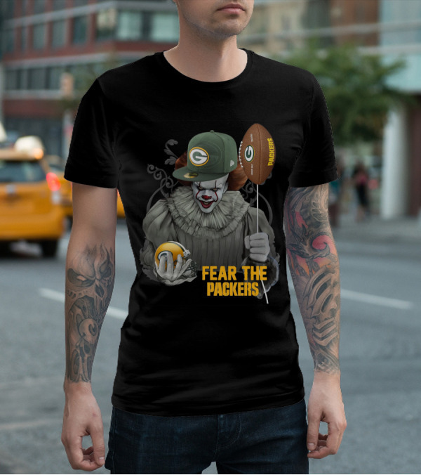 Pennywise Holding Green Bay Packers Balloon And Helmet Fear The Packers T-Shirt