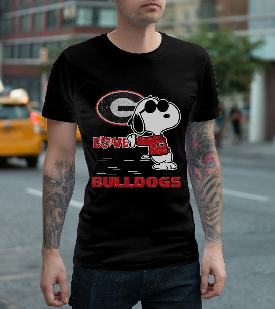 Snoopy Love Georgia Bulldogs Football T-Shirt