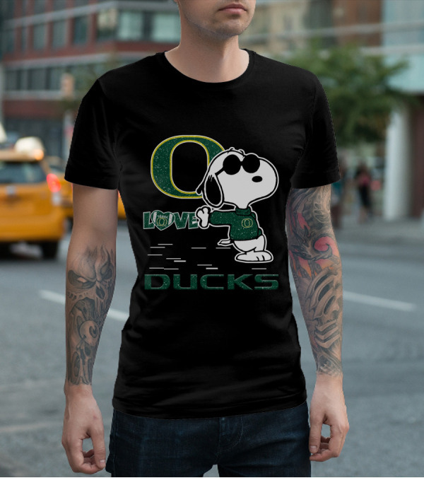 Snoopy Love Oregon Ducks Fan With Glitter Green O T-Shirt