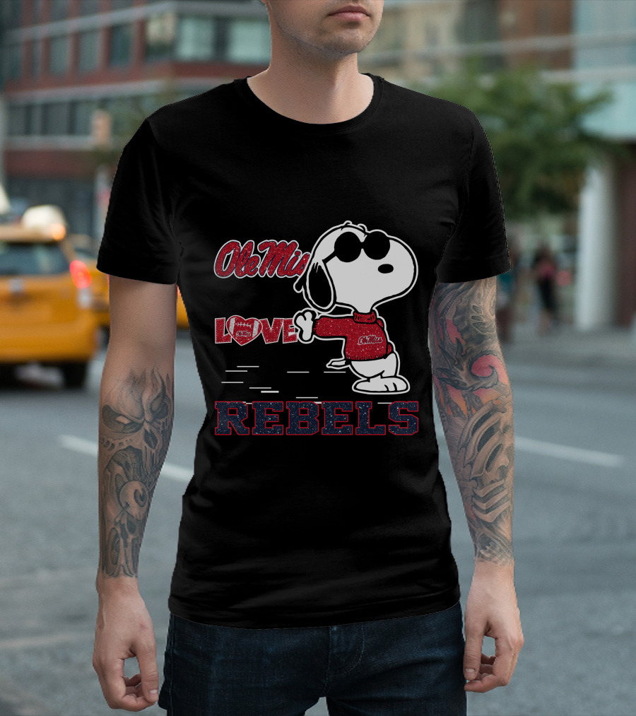 Snoopy Ole Miss Rebels Love Football T-Shirt